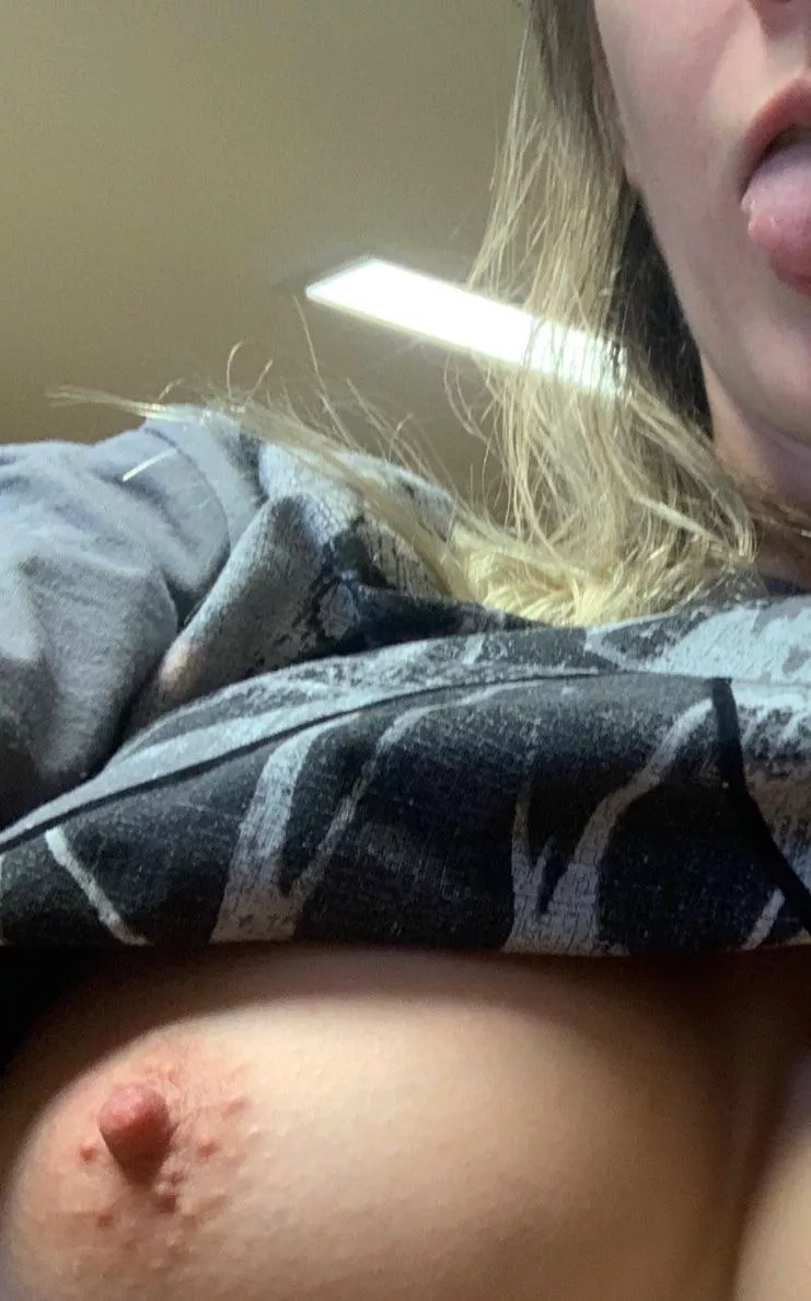 Giving you a peek 🫣 posted by SamSam88v2