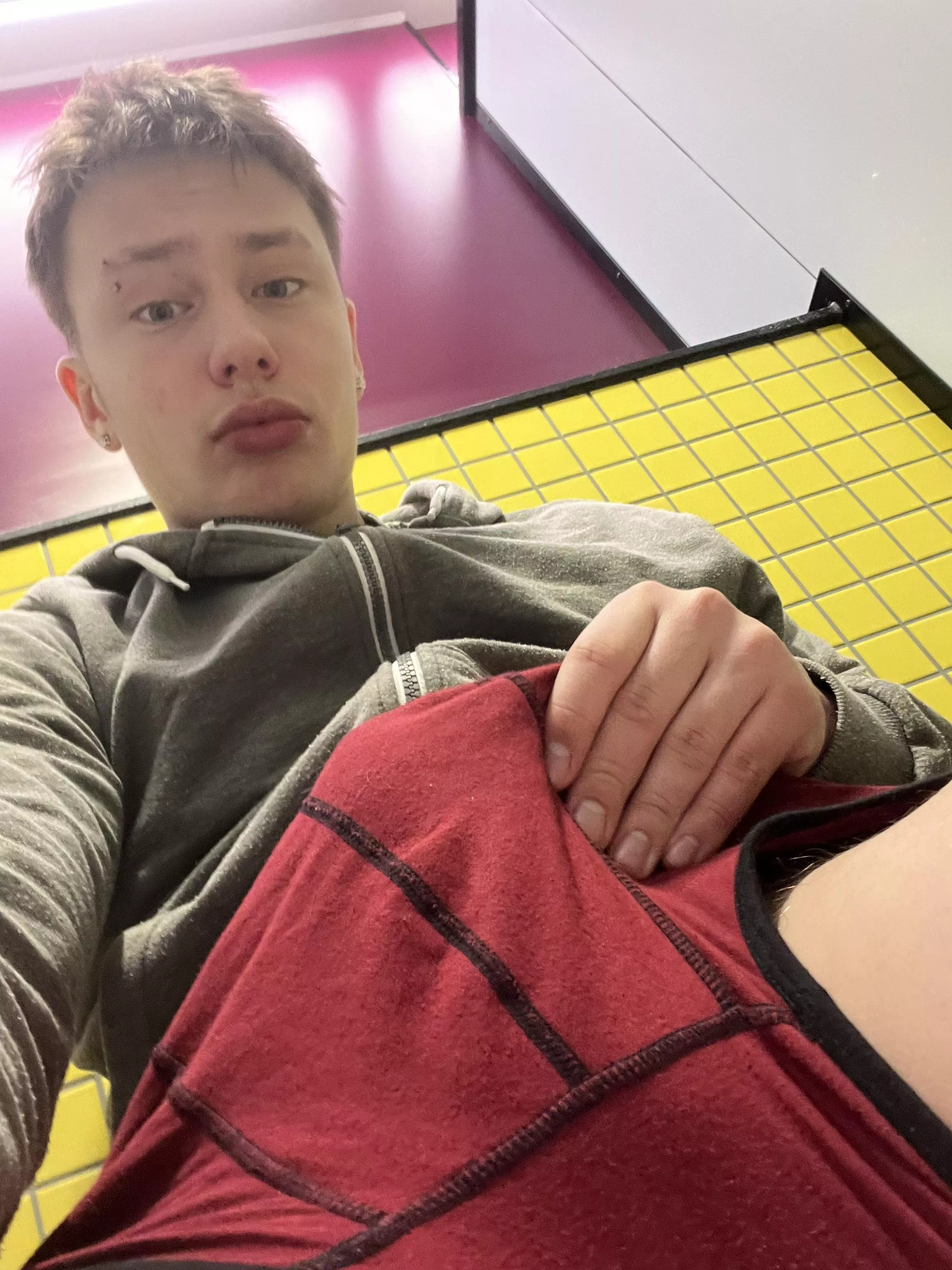 I love touching my bulge in public places🩲🍆 posted by Jessdudez