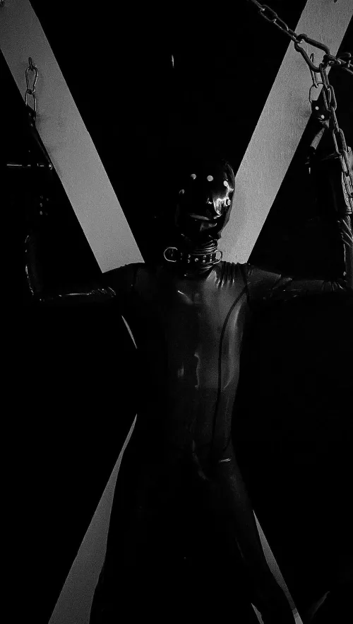 latex bondage by ein_frechdachs