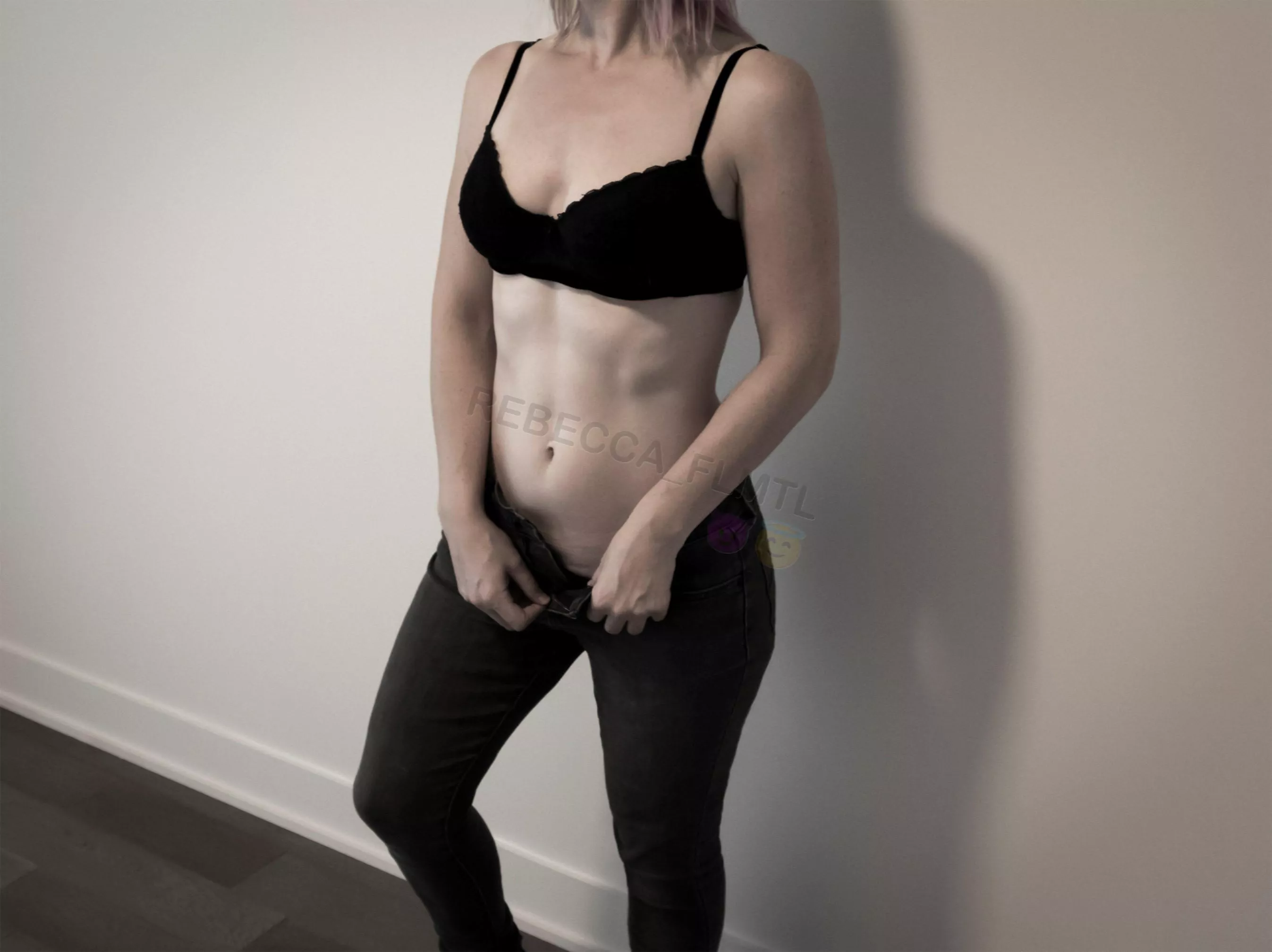 Showing my abs, girls with muscles are sexy! [F] posted by Rebecca_bdsm