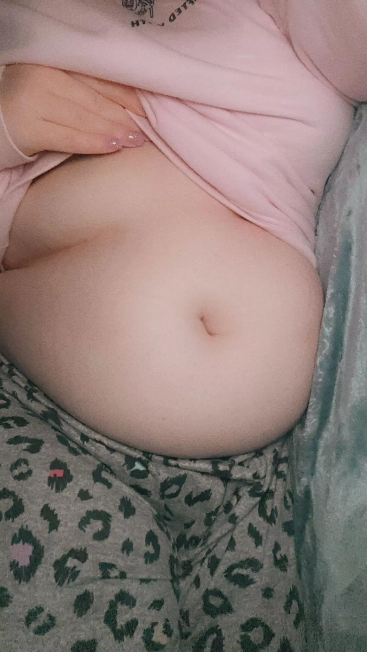 after dinner with a friend. pretty belly 🤍 posted by prettylittlefeedee