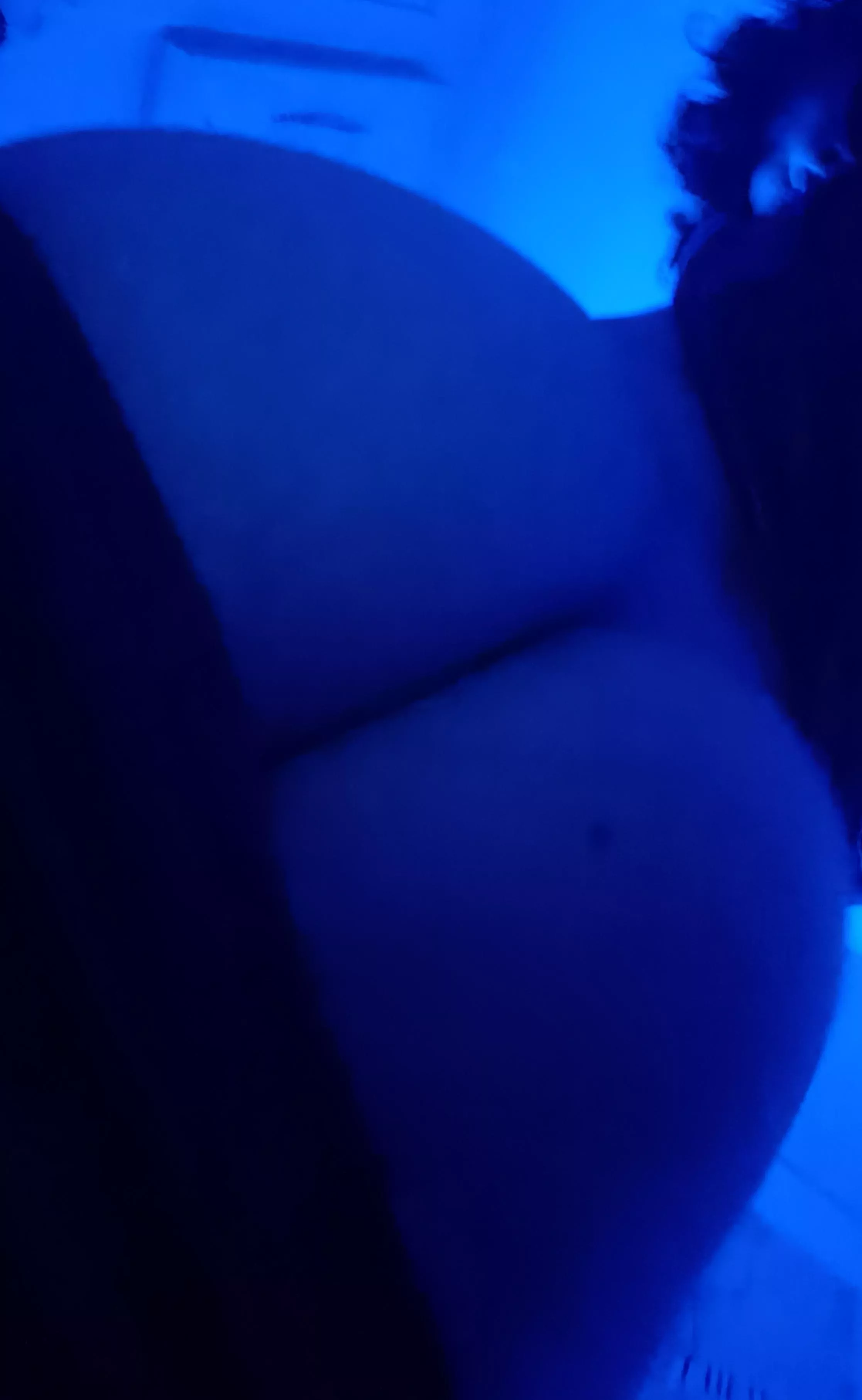 bottom, guys with abs please dm me🤭 posted by I_love_abs