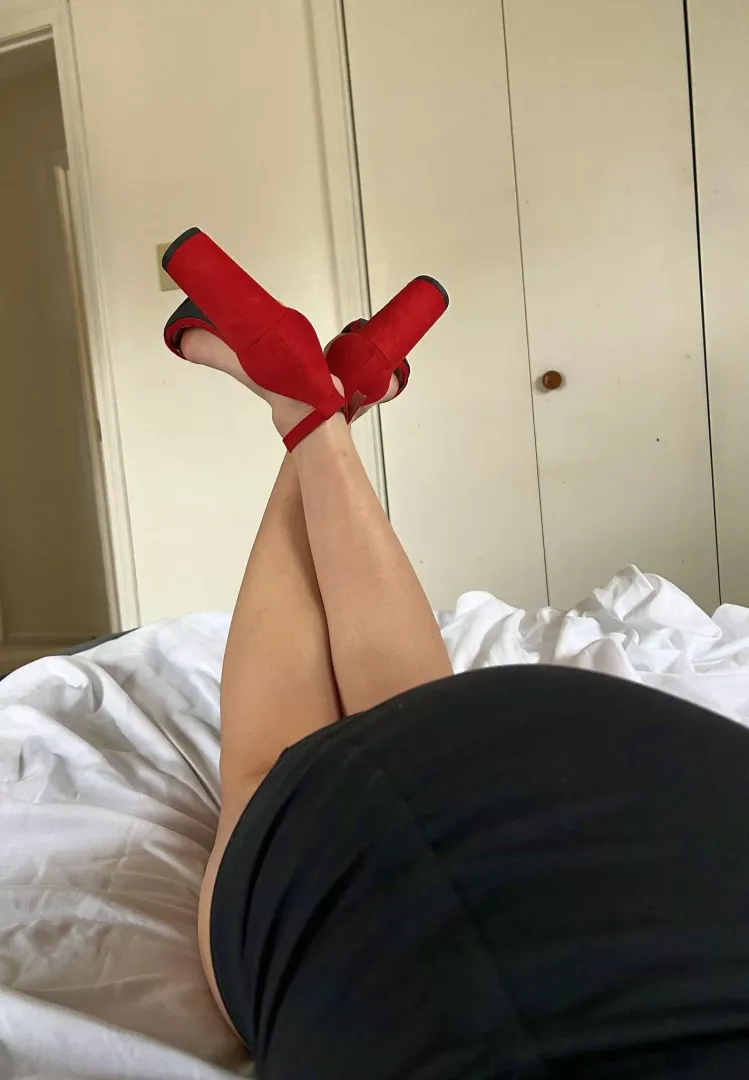 Heels in the bed? by fitartista