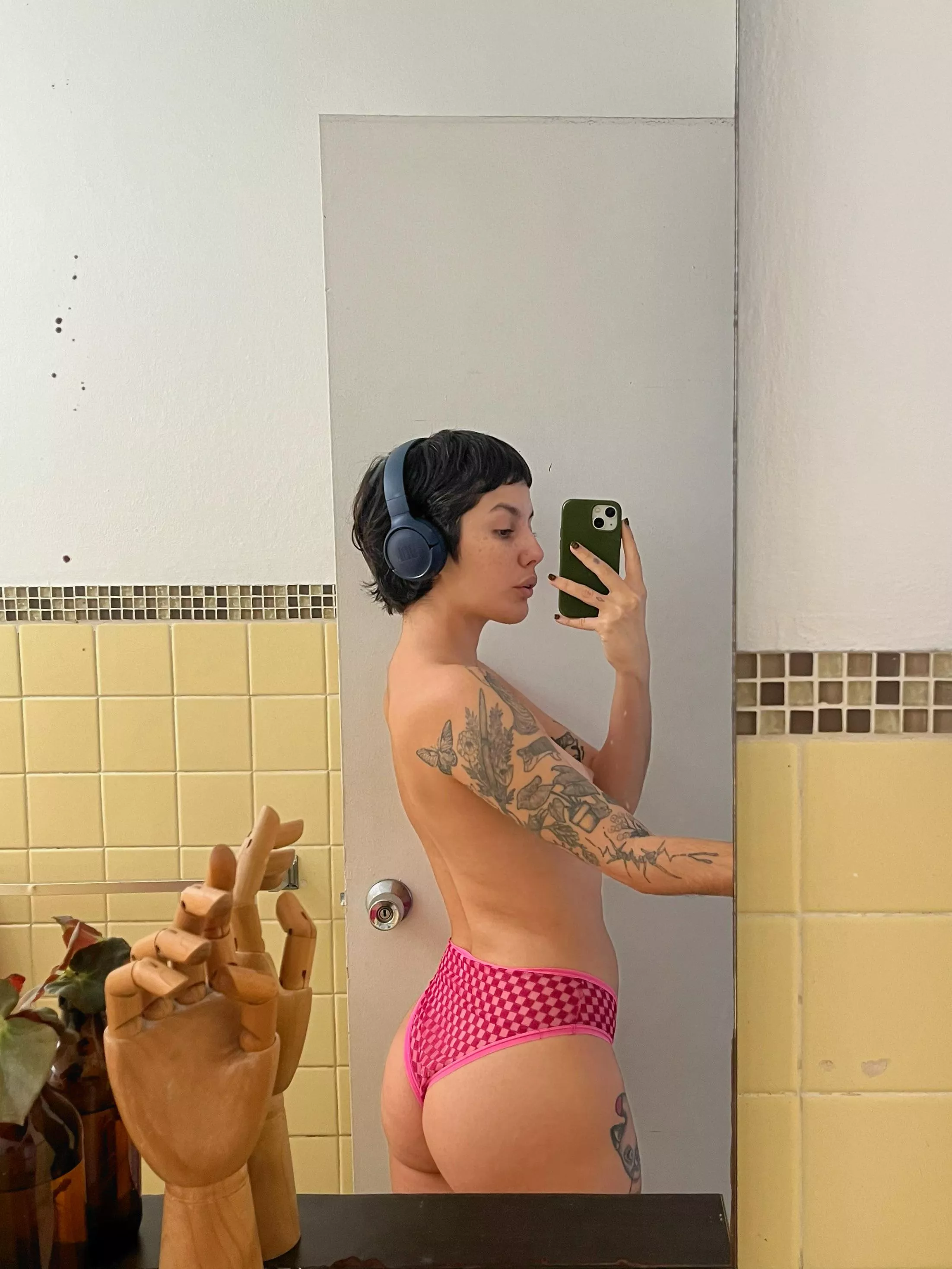 hi hello to my favorite subreddit 🫡 posted by hellosofi