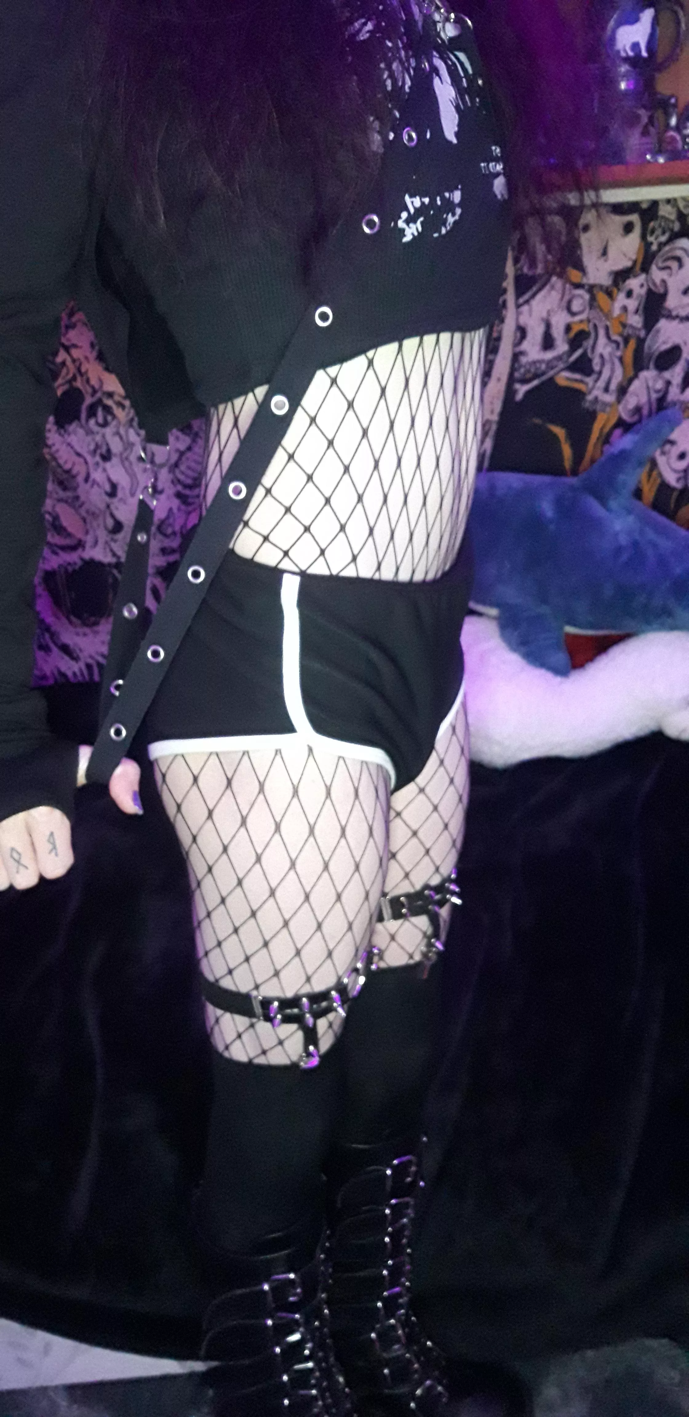 Is this waist grabbable enough?🤔 posted by femboySTYX