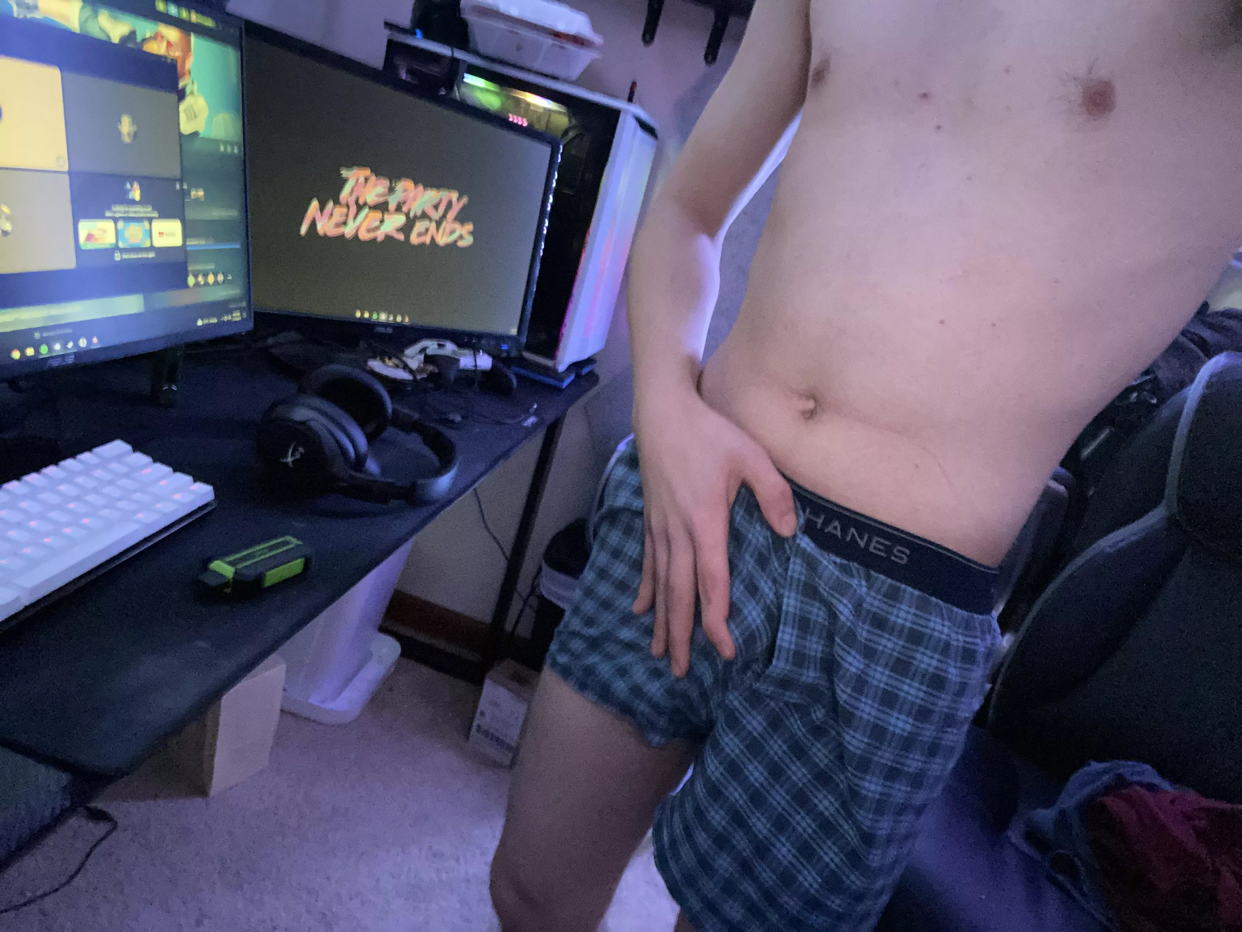 Like me rubbing? posted by colwinz_