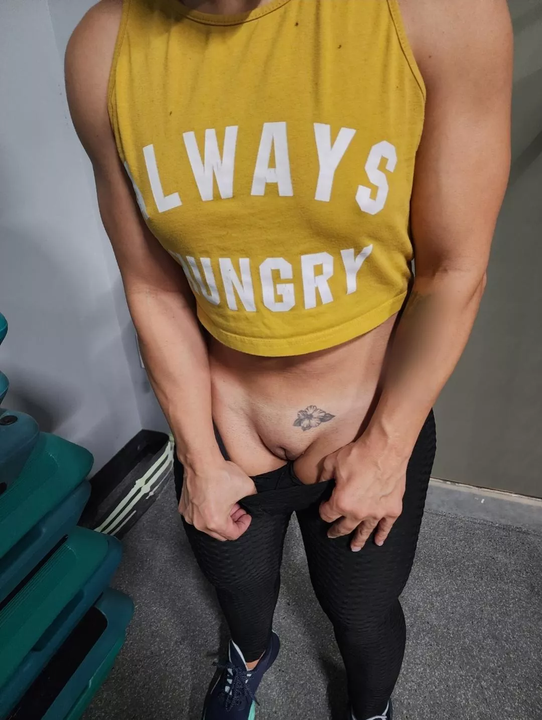 Muscle mommy Monday 😈 [image] posted by Casualcpl3