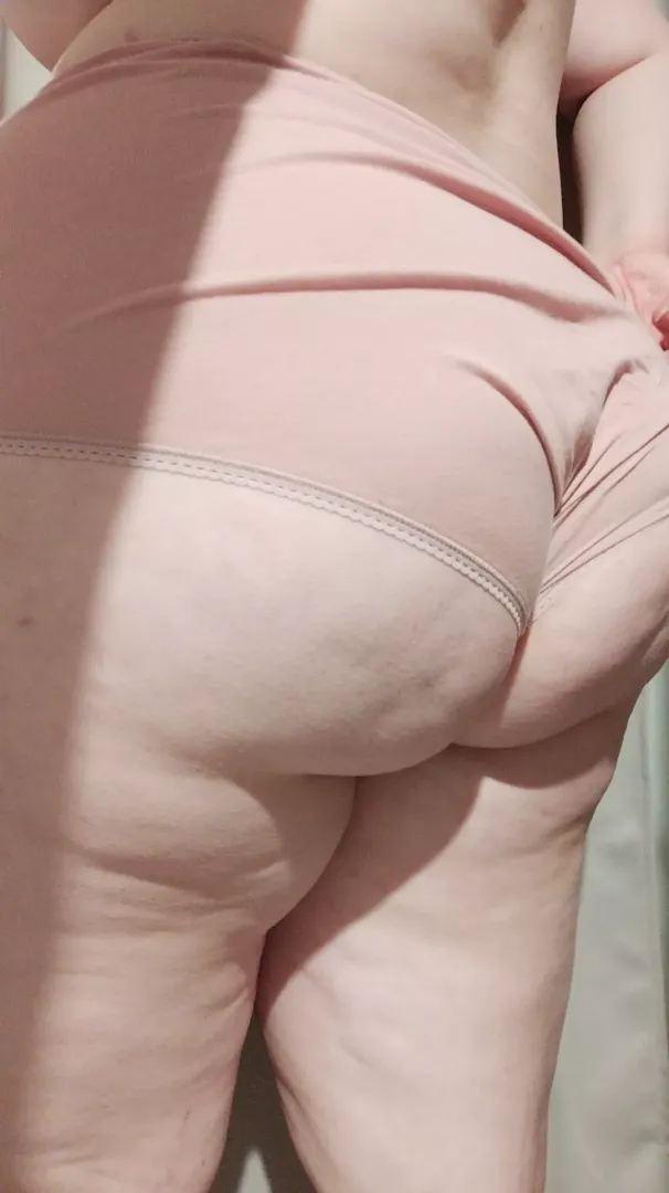 My pale ass in pale fullback panties need a little showing at the end of the day posted by Flemish-wallflower