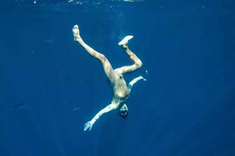 Underwater acrobatics by seriouslynarced