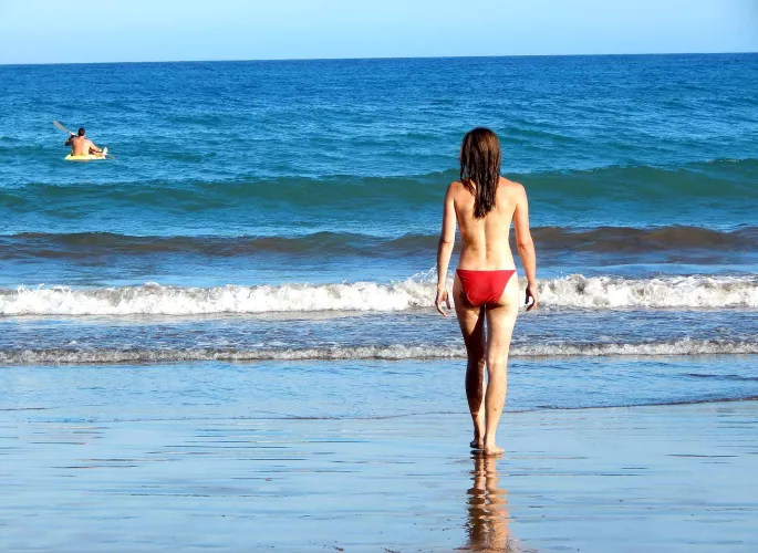 Walking on the beach by isa_bea