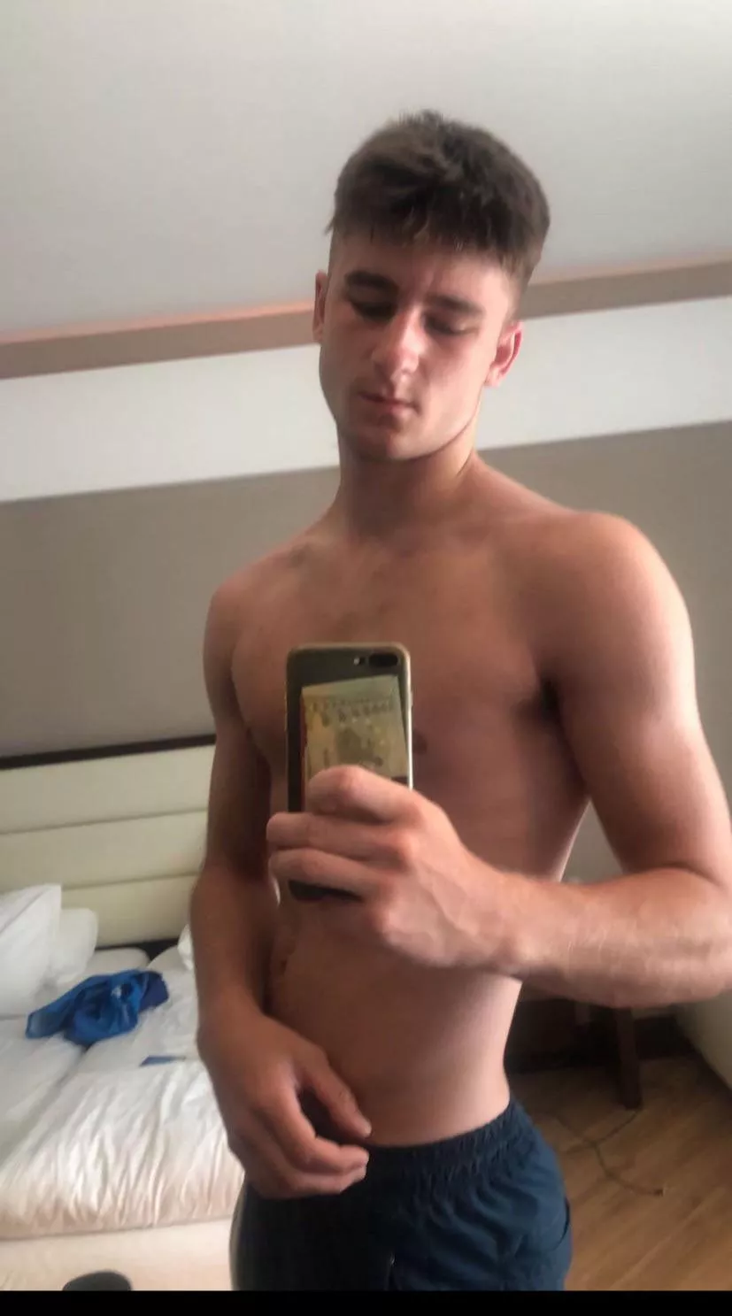 21 vers, hung guys and big asses dm posted by No-Opinion-630