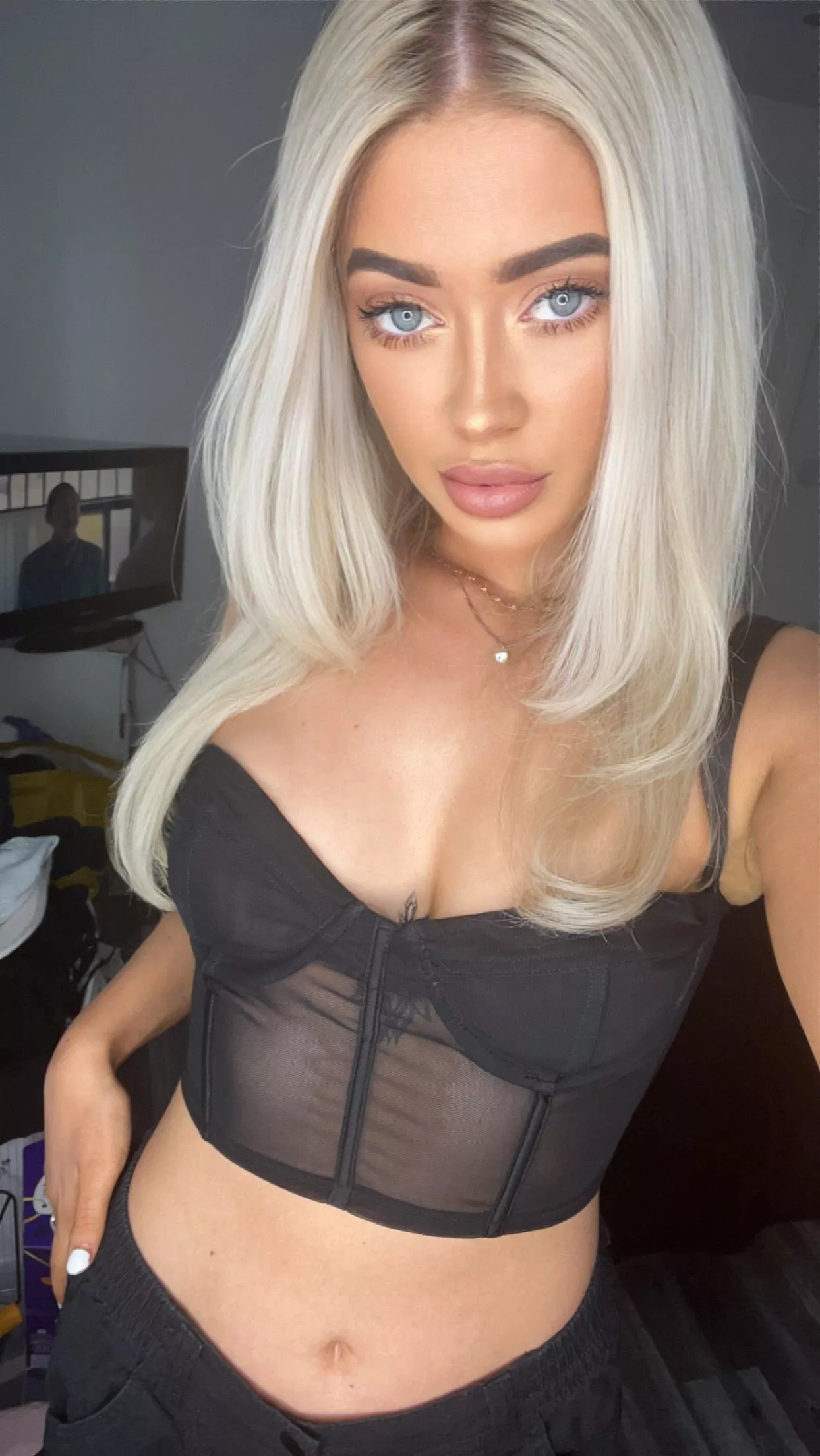 Are you distracted by my midriff? posted by NoAssociationz