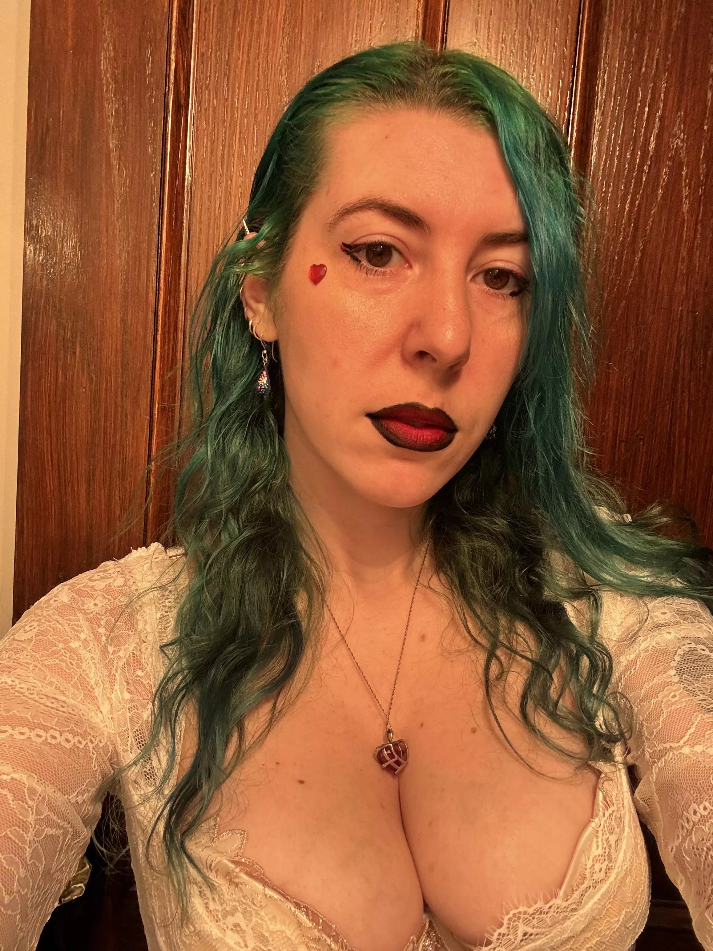 Busty selfie posted by sirenskiss3