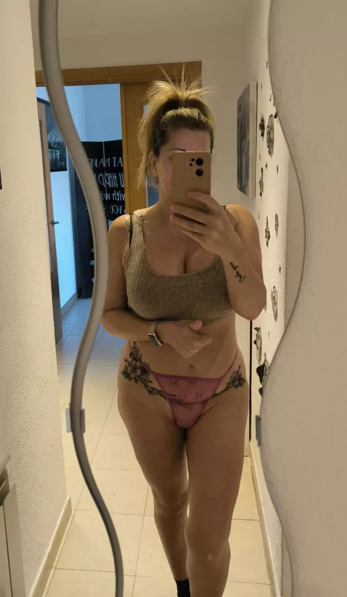 Curvy milf Happy tuesday!! by missjonner74