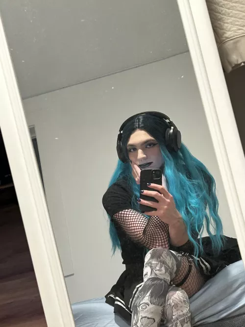 Hai!! Hope everyone’s having a good day! 🖤🖤 by DaniLostFemboy