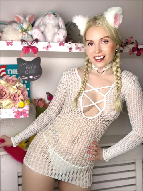 I love tugging my tail by ittybityprettykitty