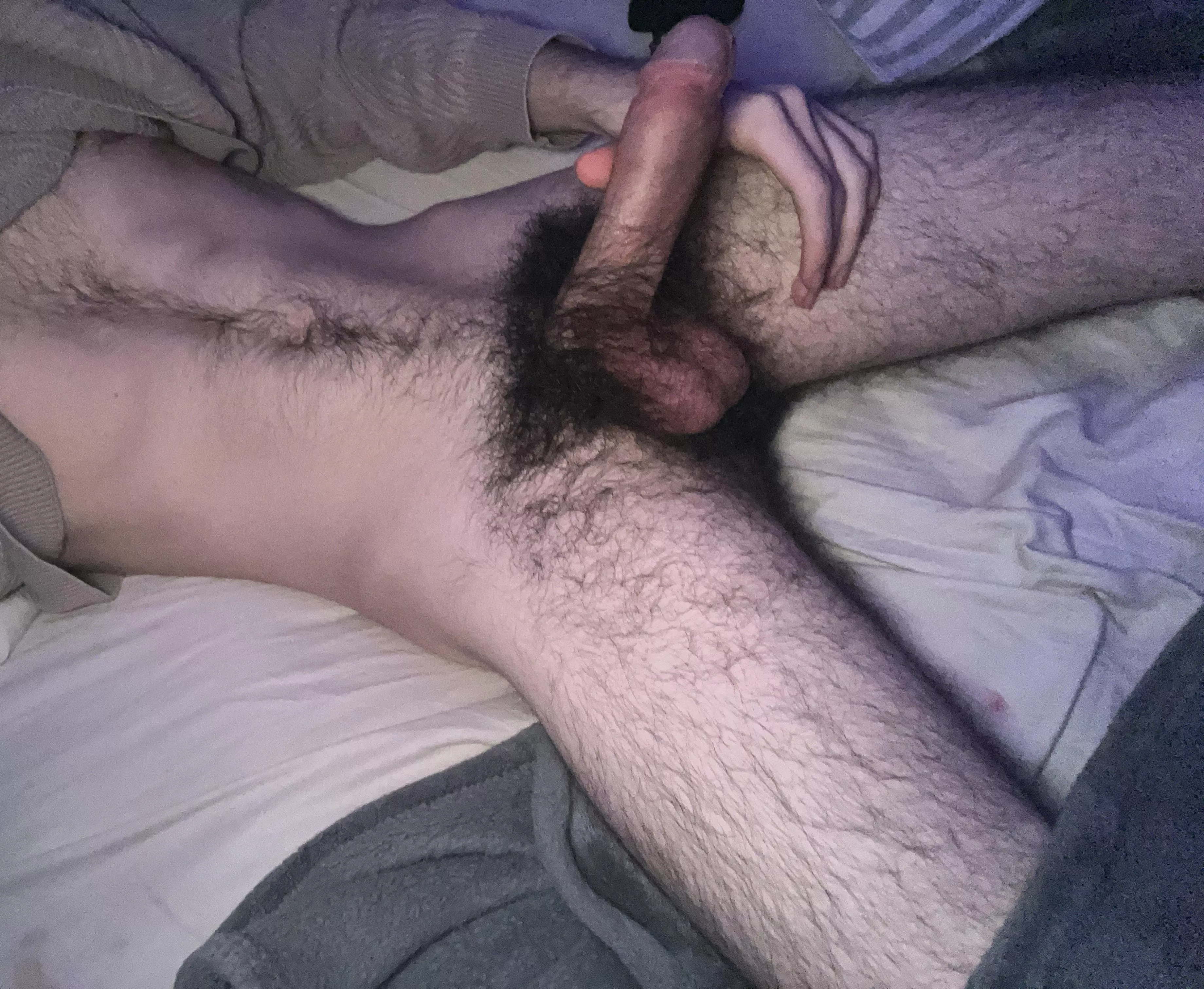19m verse looking for long term chill jerk buds. +19 or older, +hairy +masc but open to most. Dm open posted by Technical_Shoe_2447
