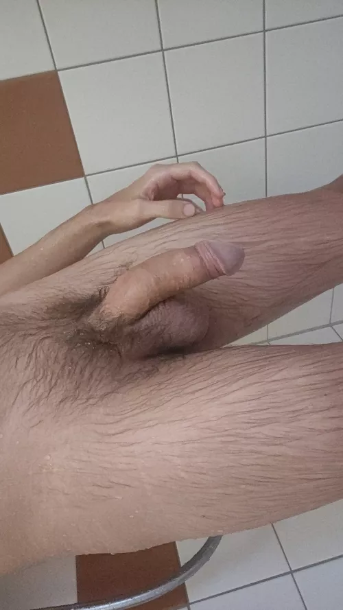 28 hung looking for muscles add me on guyislooking  by mepabe