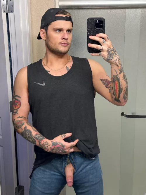 [30] hanging out while my bros game by Brush_Beneficial