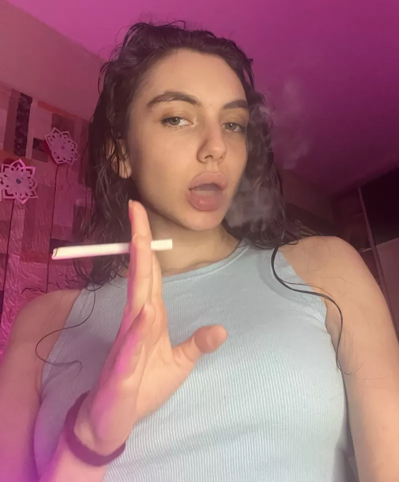 Hope u won't mind if i'll be smoking while the ride posted by sweetiexxsx