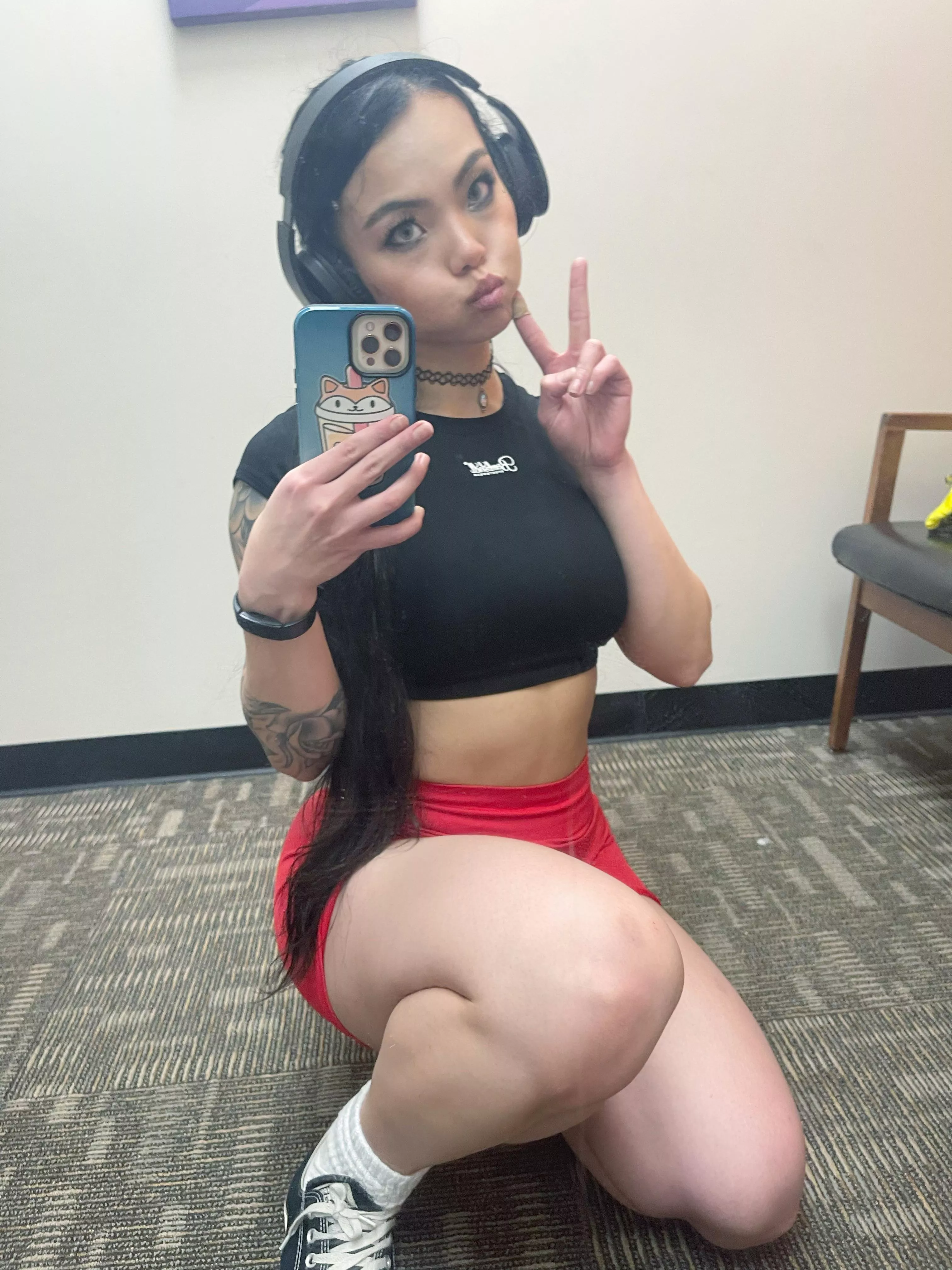 I love my gym crop tops ❤️💪 posted by momokumi