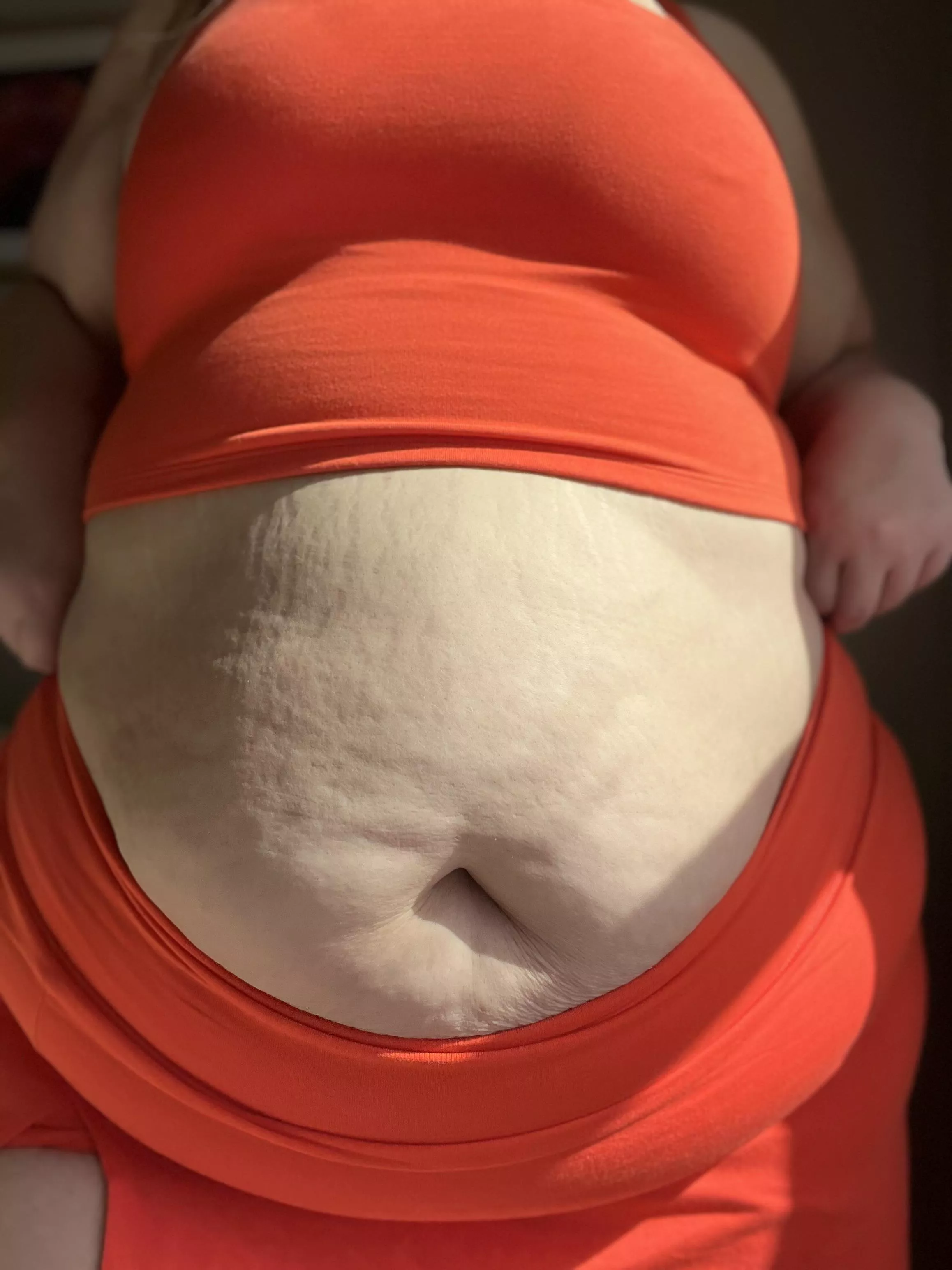 Love showing off the belly button posted by ceciliaxemily