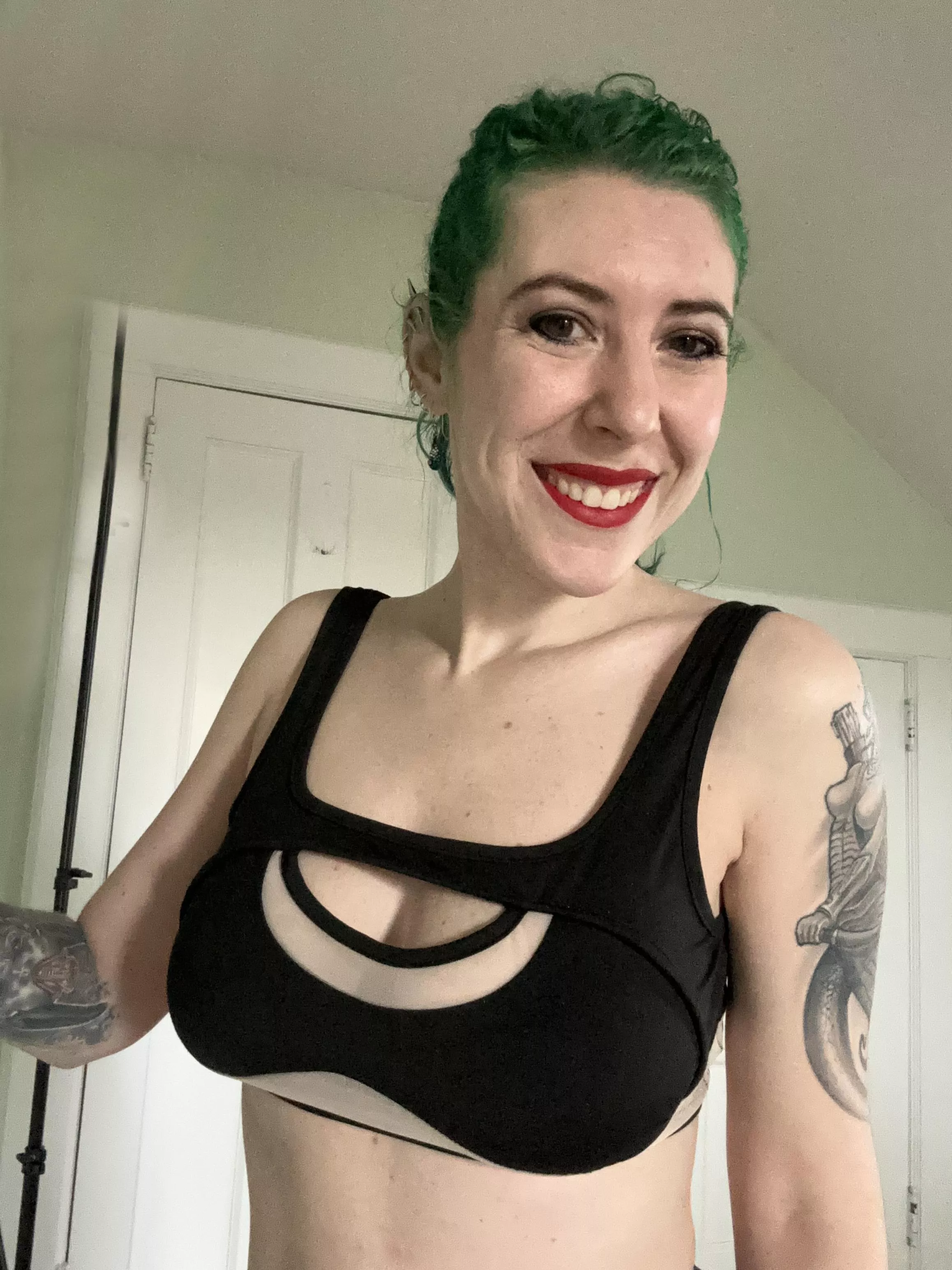 Mesh smiles with red lips posted by sirenskiss3