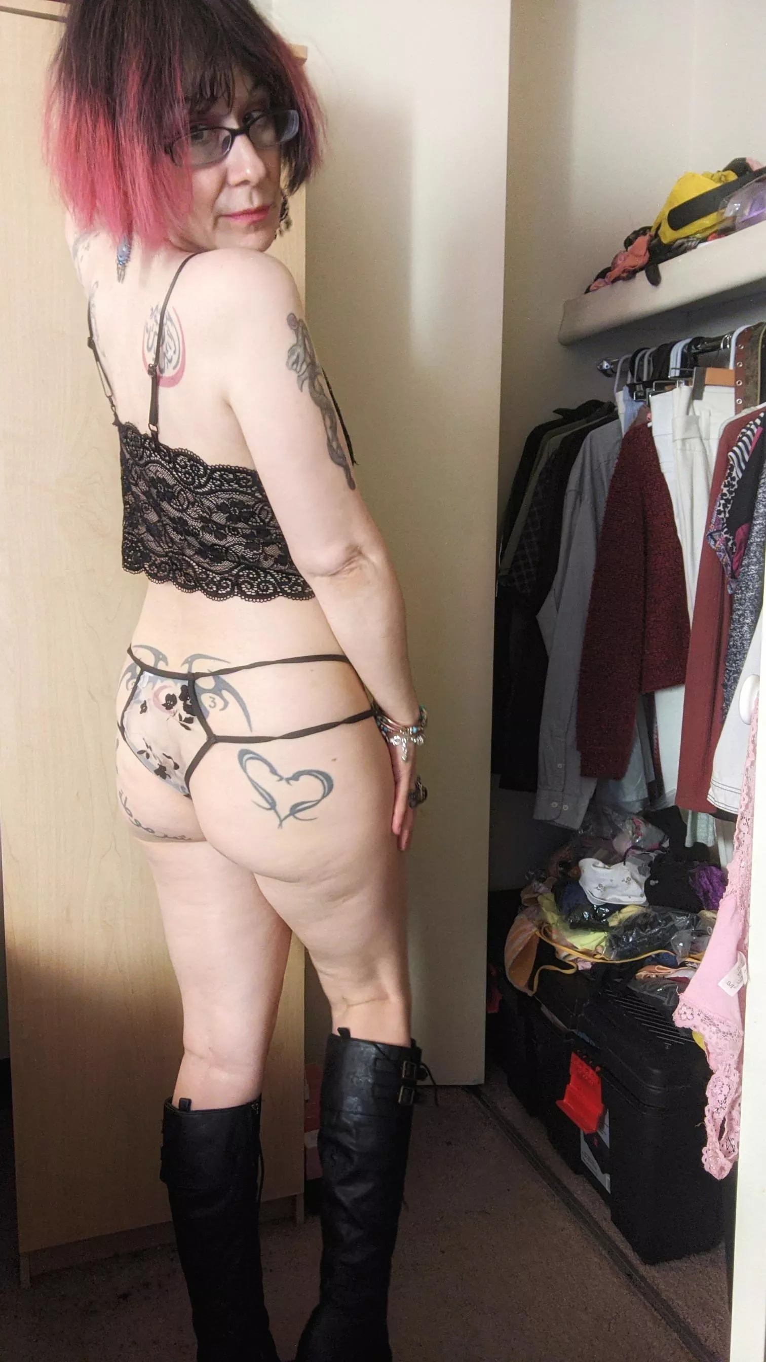 PAWG lace booty backshot posted by criesofthegoth