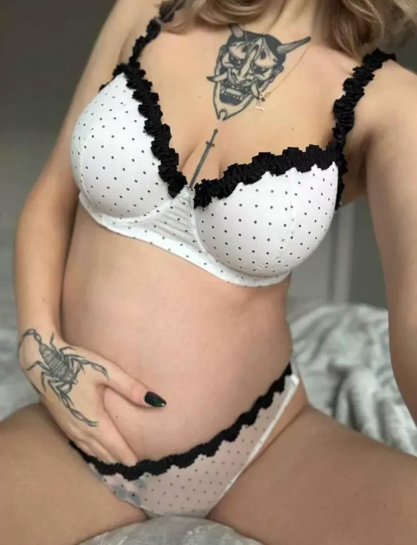 Pregnant women are still sexy by AstutelyRefuel