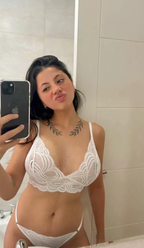 The perfect relationship is you going to work and me sending you selfies all day by ressledeverc