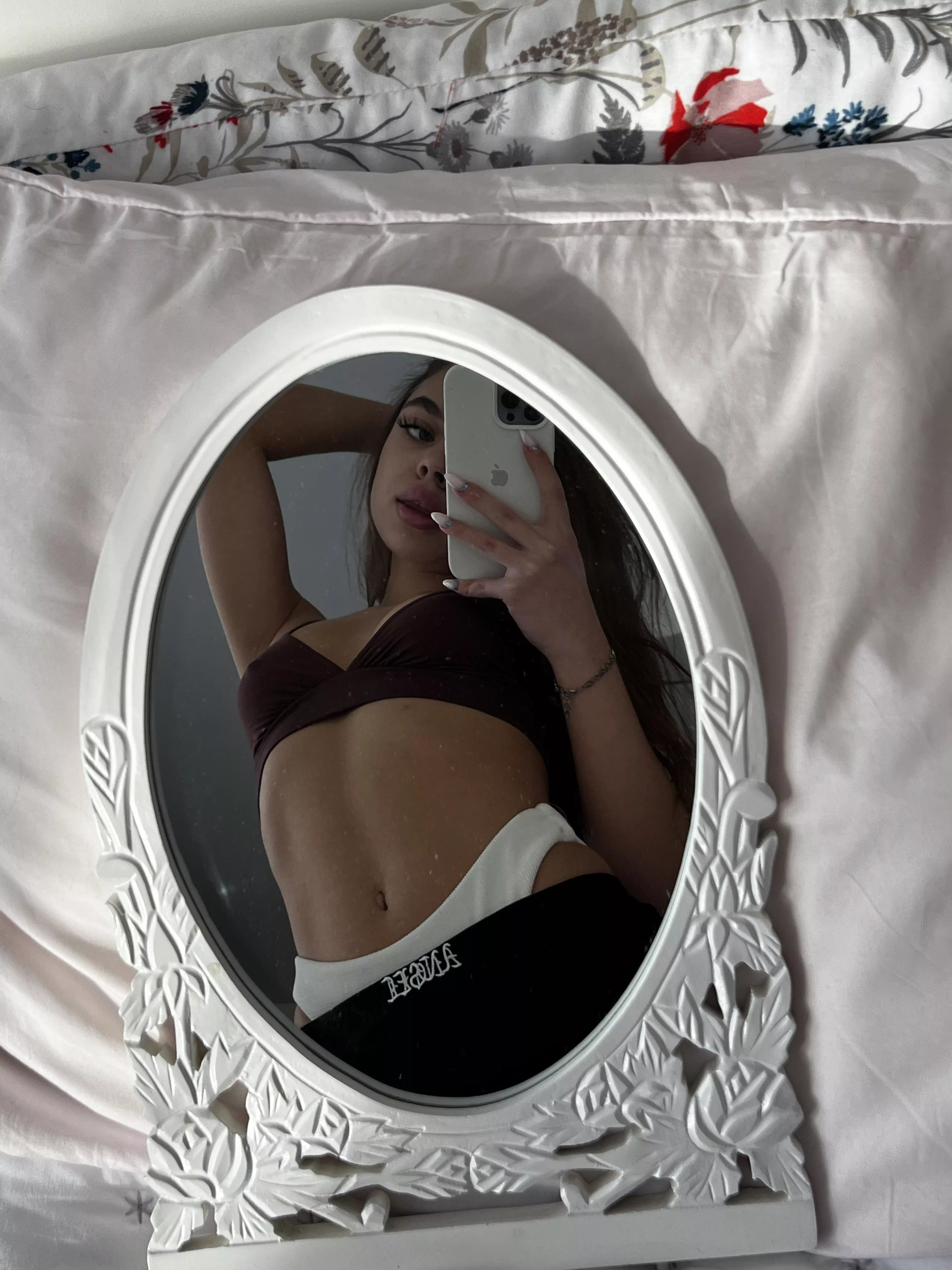 the smaller the girl the smaller the mirror posted by theobedientglucose