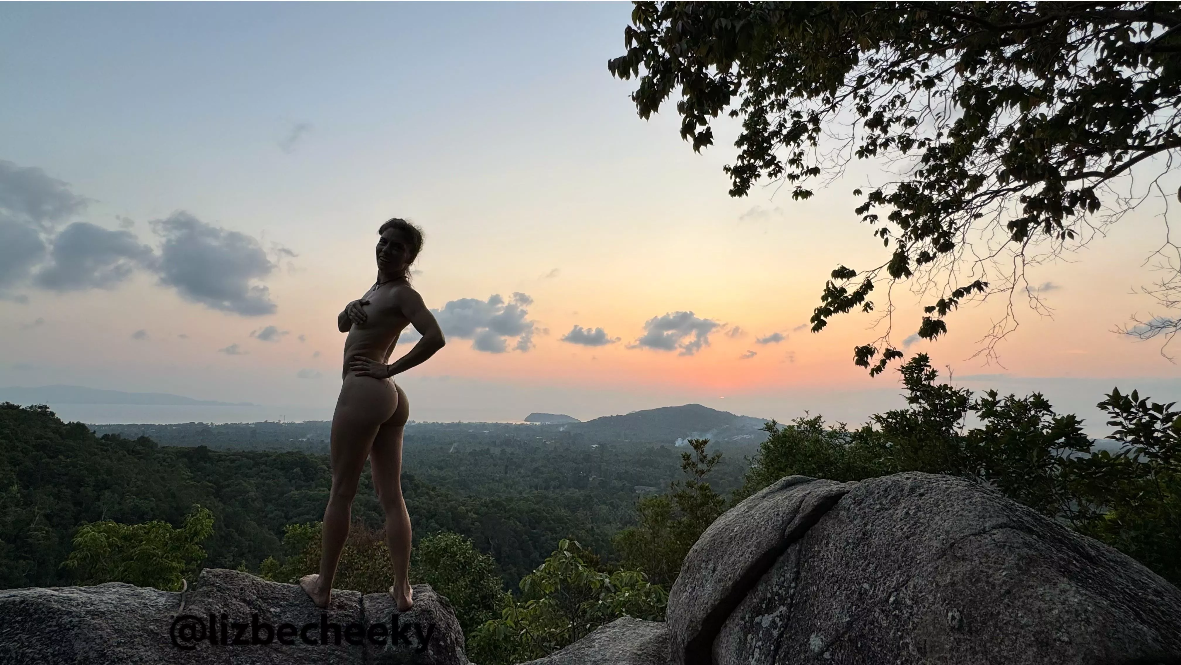 UGH it’s such a pretty sunset 🌅  posted by LizBeCheeky