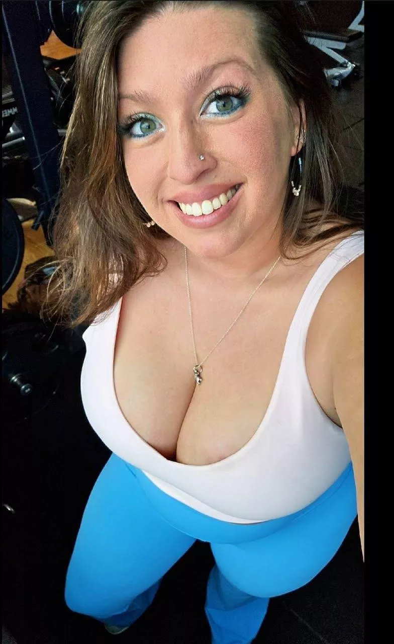 What’s your favorite eye color on a brunette posted by Babylittlelo