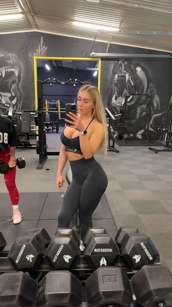Gym Mirror Selfie posted by Thefitnessbarbie