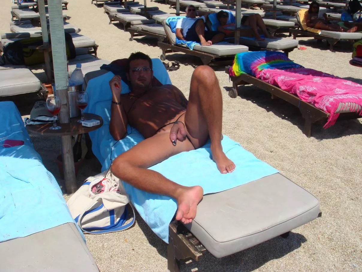 Hanging Very Loose on Clothed Beach posted by ulixeshaus