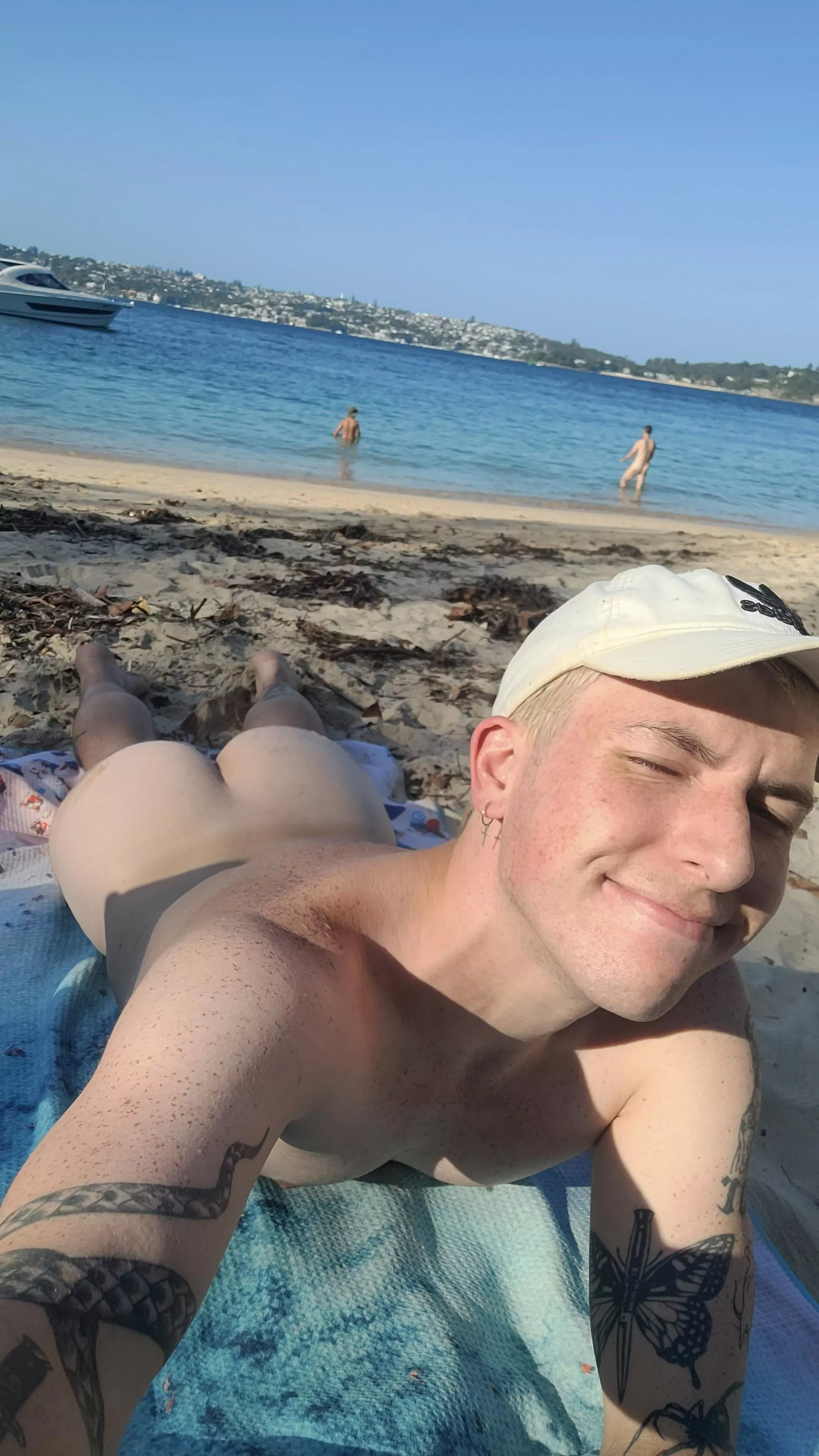 Hi from the nude beach 🍑 posted by Twinky_Twunky