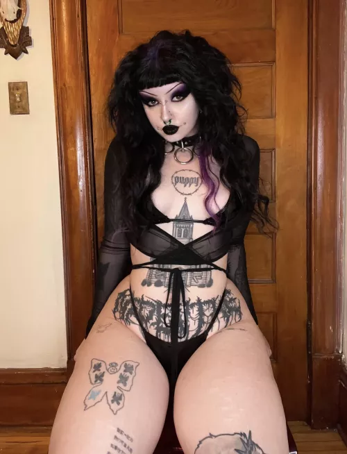 i hope my thighs are the first thing anyone notices about me by gothbabybrat