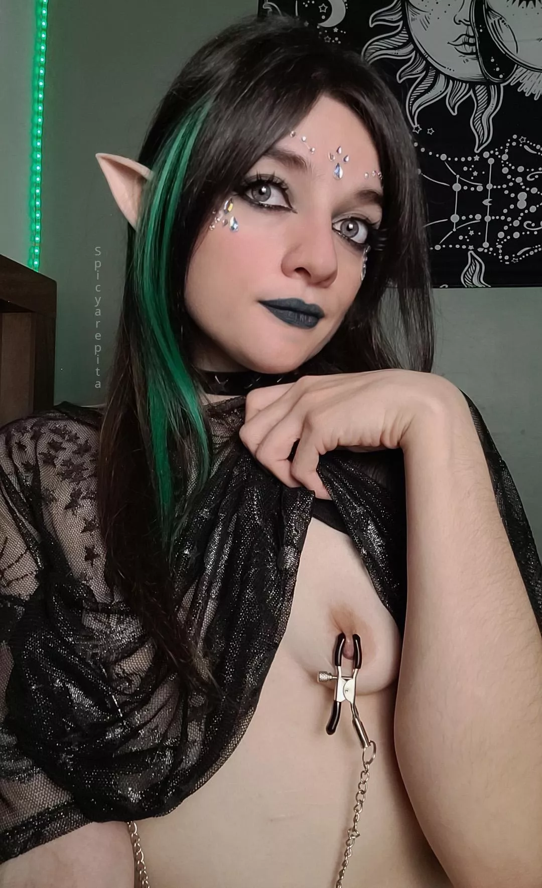 I sometimes wear my nipple clamps to work [F] posted by Spicy-arepita