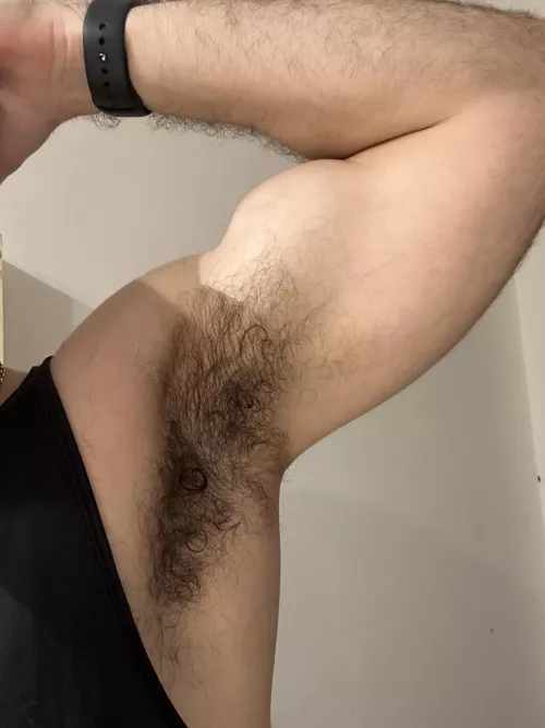 Look at how curly my hair gets when I’m sweaty after the gym. And guess what, forgot the deodorant by Nmo16