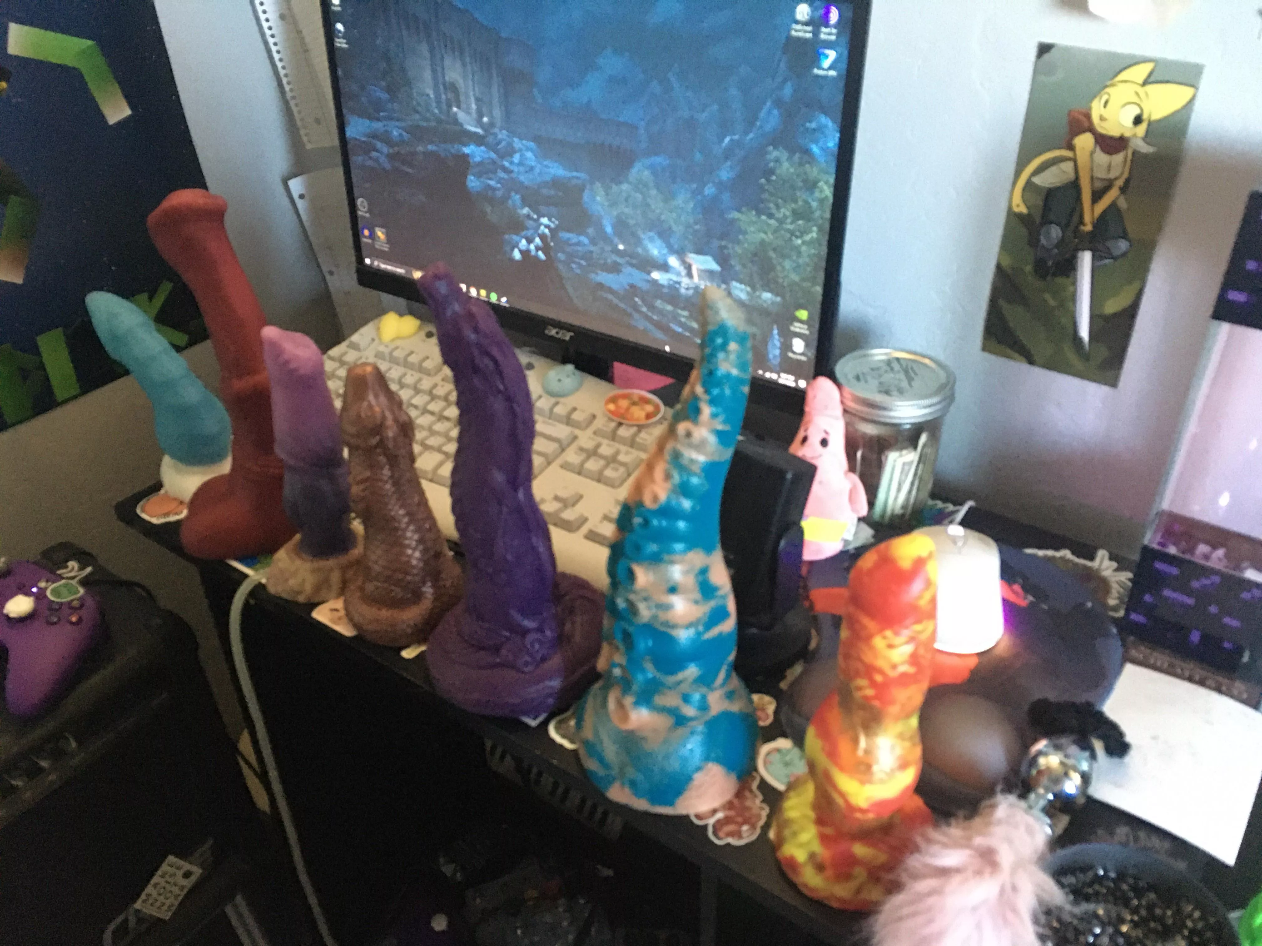 My horde and gaming setup featuring my playtime plug! posted by KnotsThotsAndBots