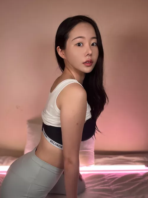 Too hot, need someone to help me get undressed... Leave an emoji if you would by xoo_Chloe