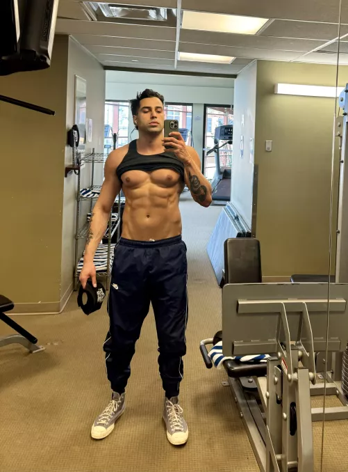 Who wants to train chest w me? by Lapzn1