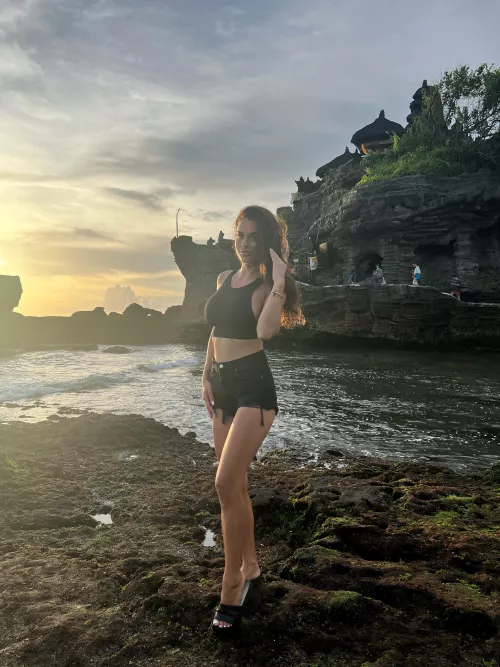 Classy traveler by ZaynaConfesses