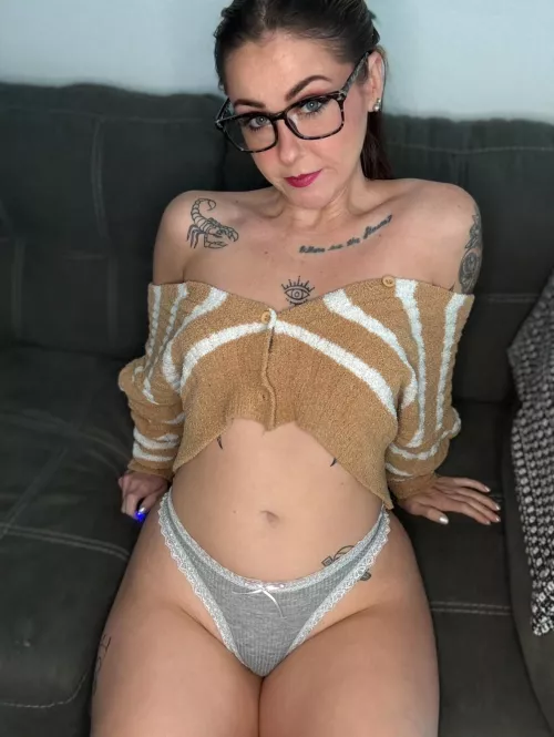 Feeling cutie in my glasses by PeachSweets23