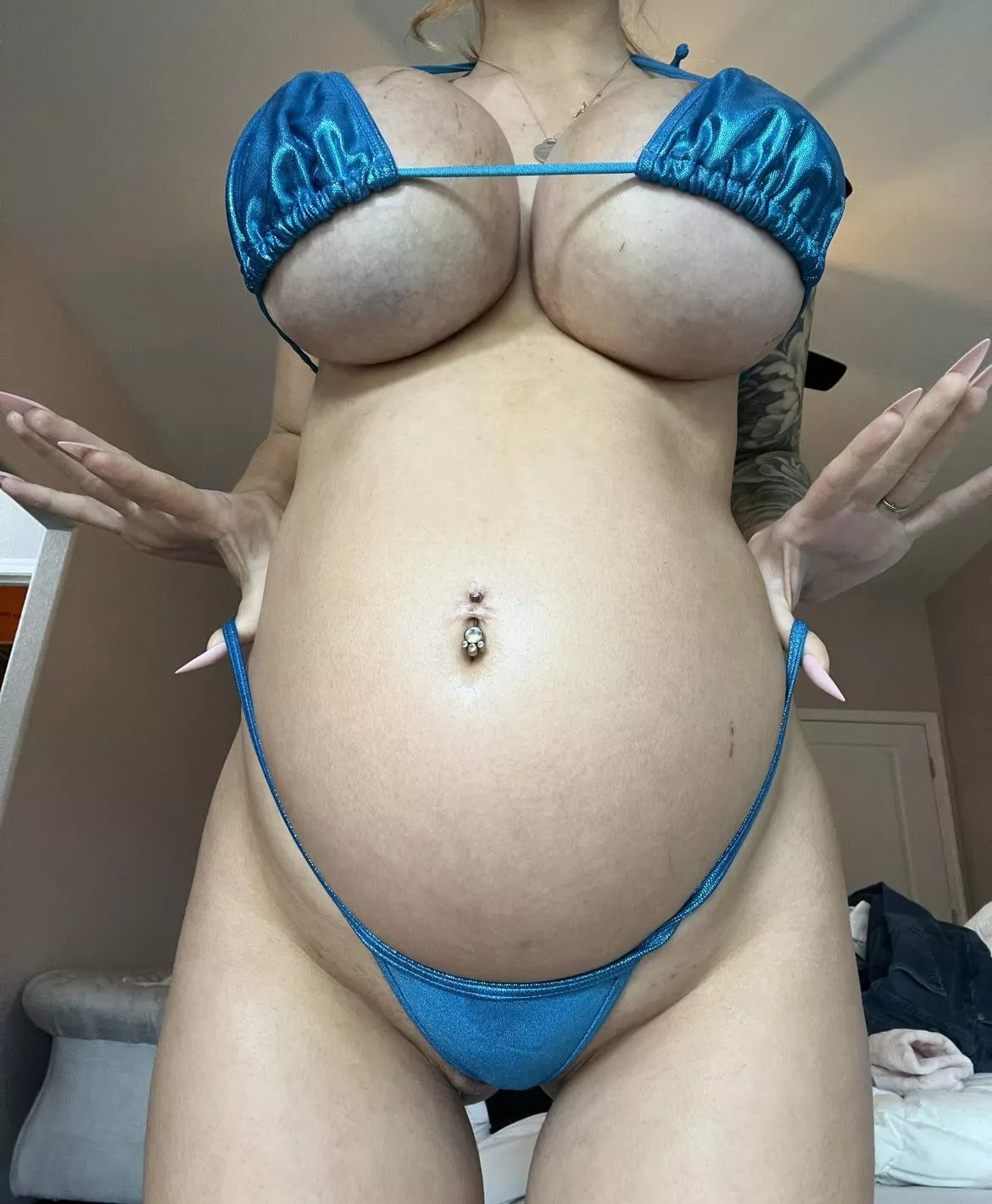 How would you describe this pregnant body??? posted by rawrseven