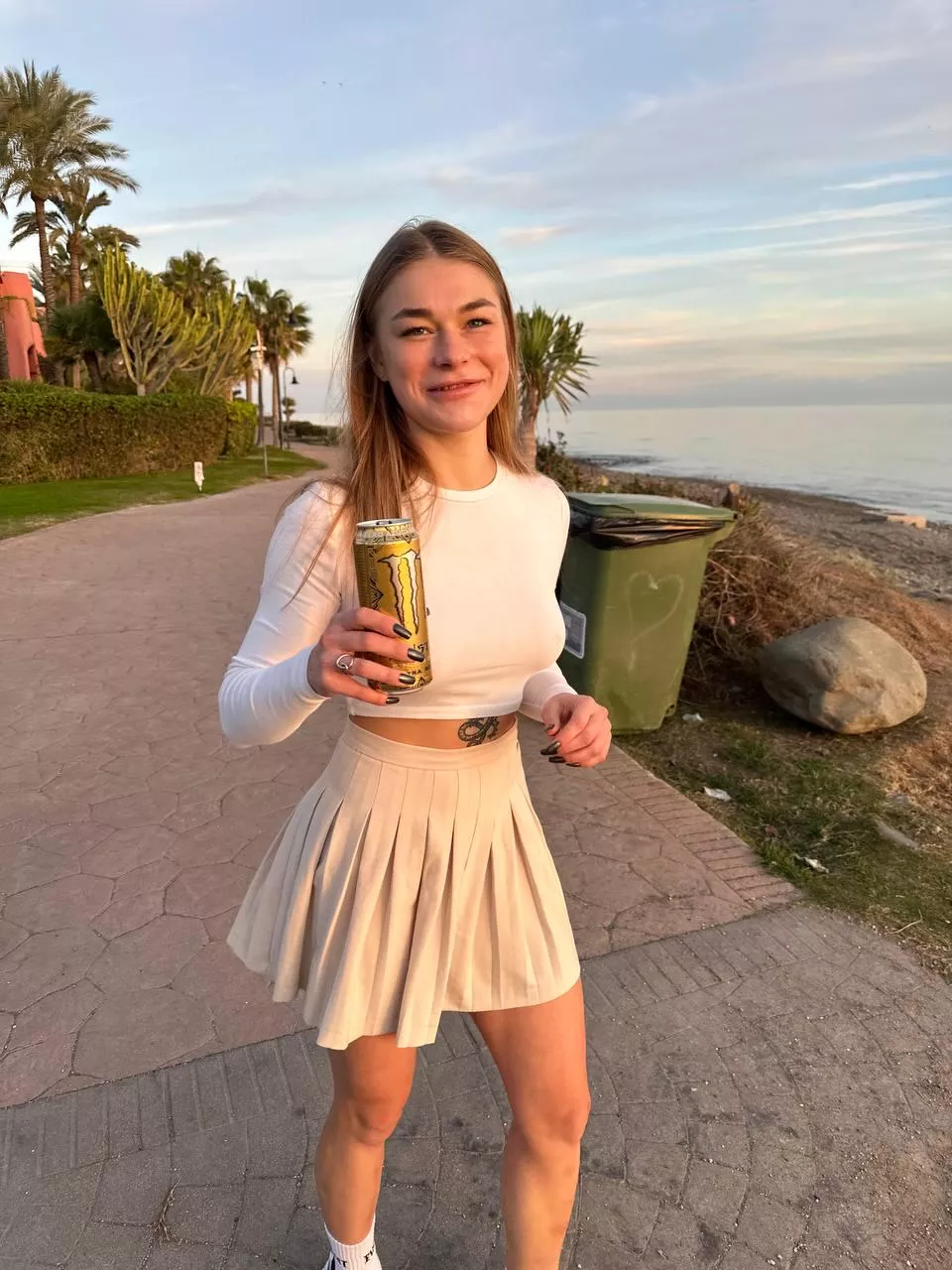 I think my white top is really beautiful posted by Quillajaxn