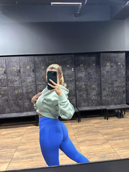 Quick selfie before my workout by JoyfullyDroop