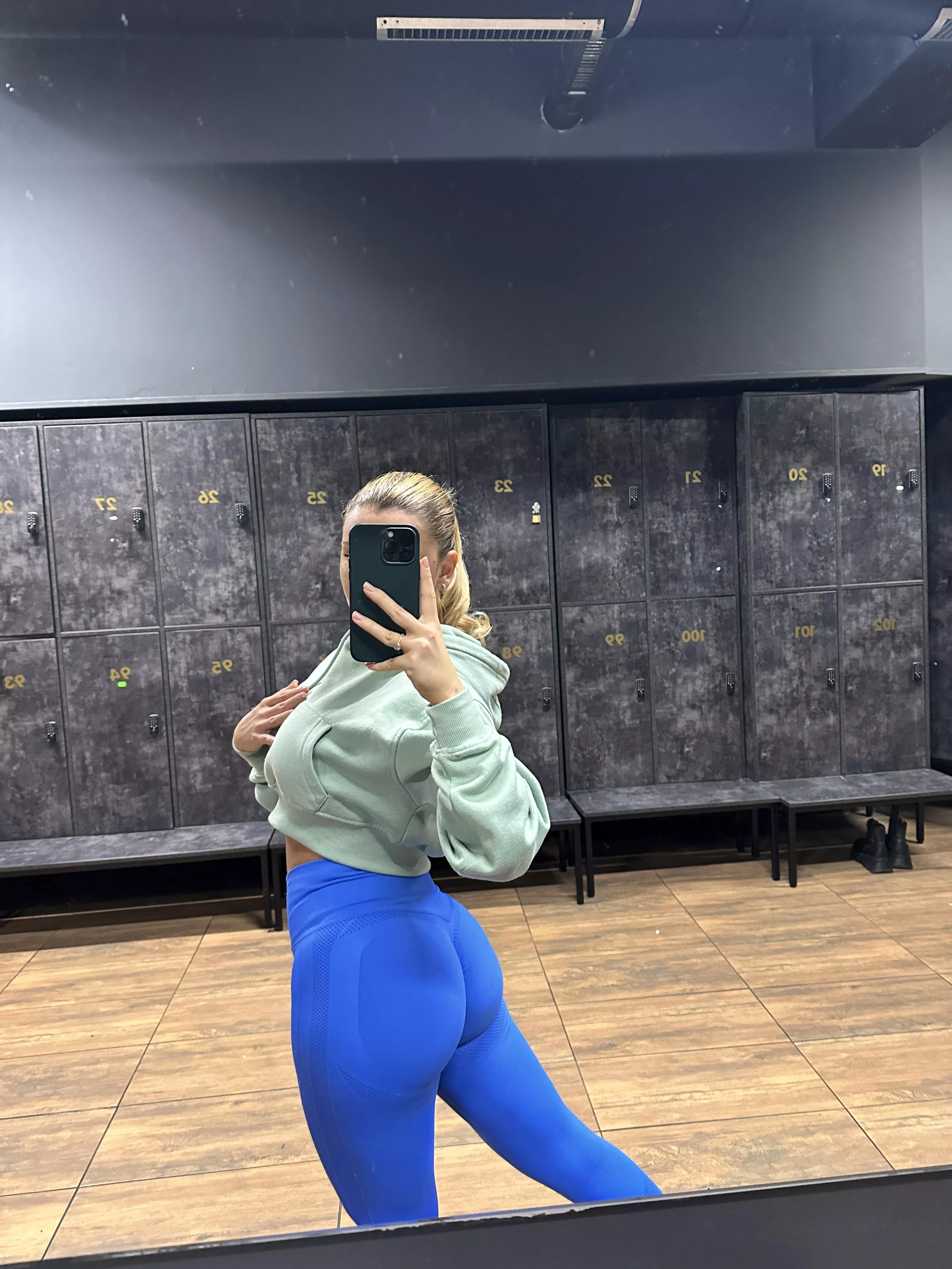 Quick selfie before my workout posted by JoyfullyDroop