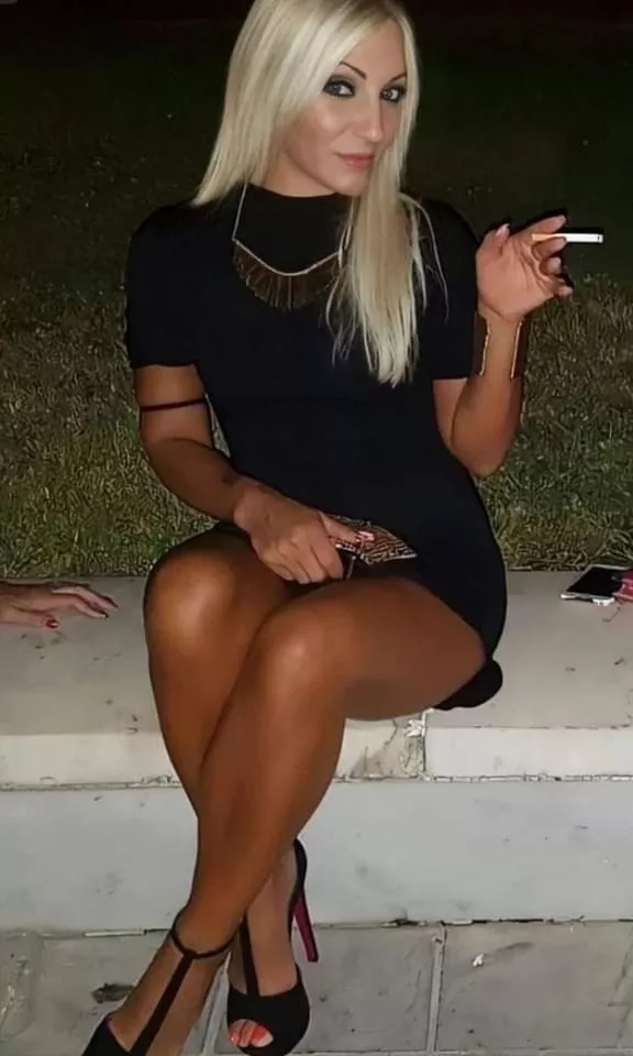 Sexy af blonde  posted by Overall_Medicine9686