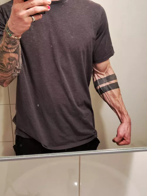 Upsi thick forearm👀🤷🏻‍♀️ by CuteProfile9316